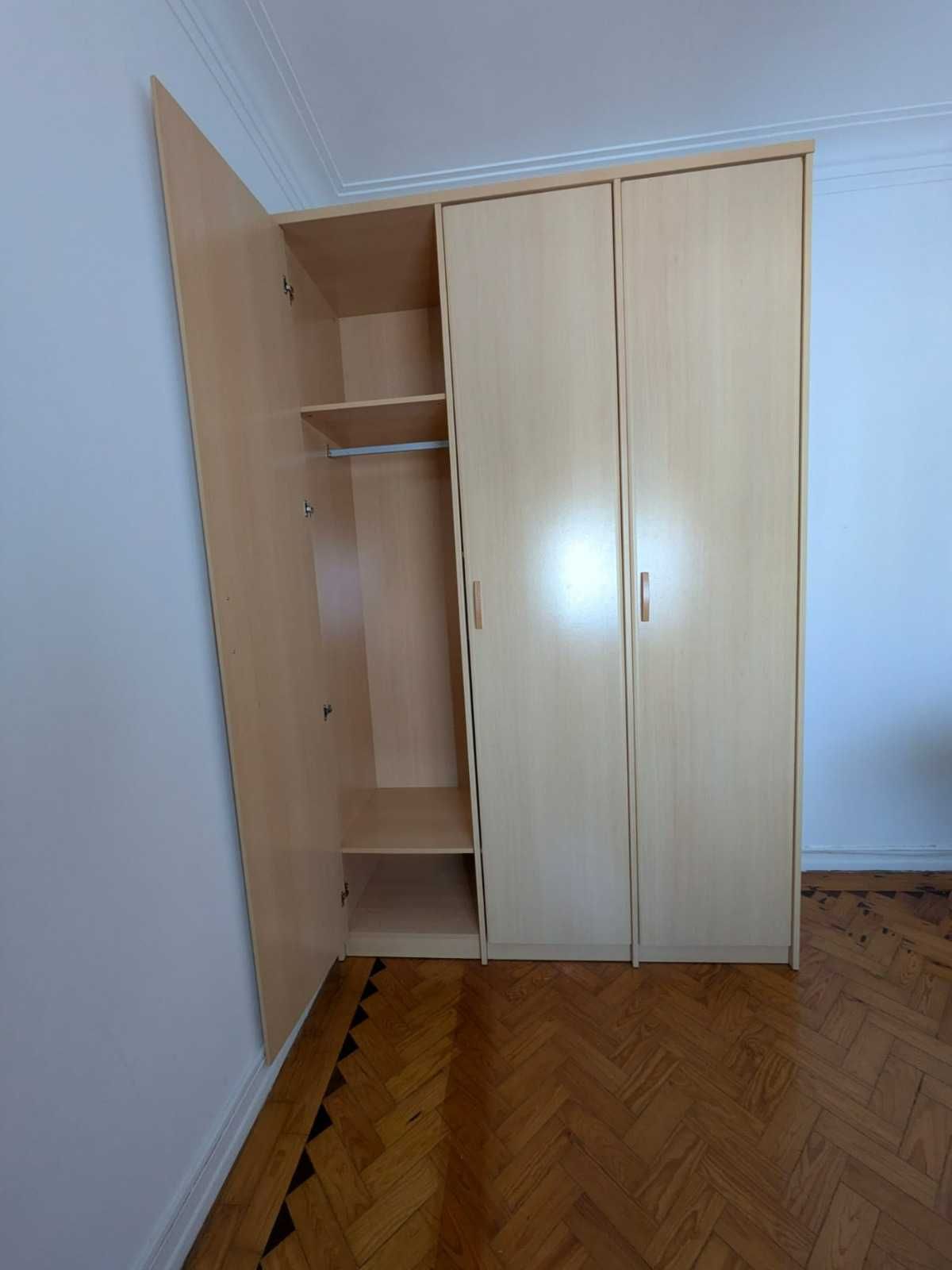 Roupeiro grande com 3 portas