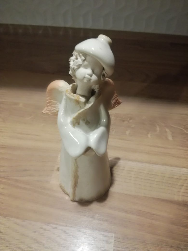 figurka Aniołka w czapeczce gliniana 16cm