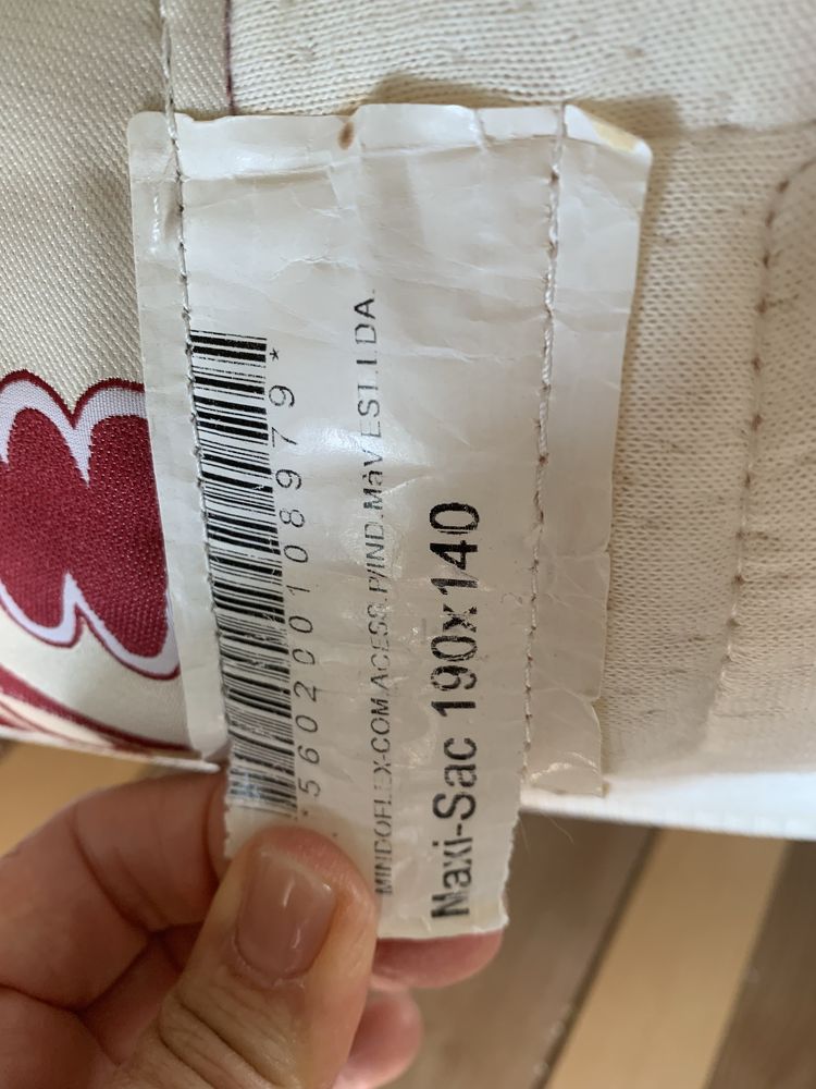Cama de casal em mogno