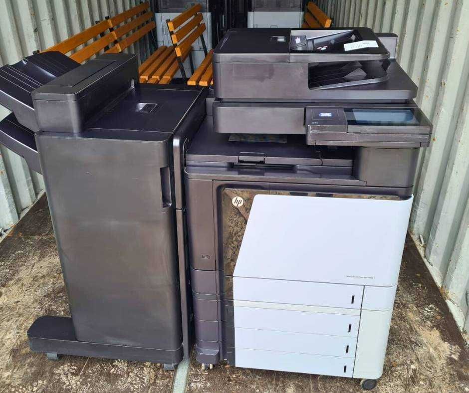 Urządzenie  HP Color LaserJet Enterprise flow M880 + Finisher