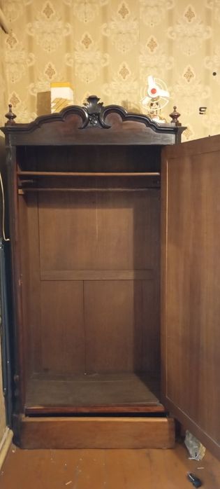 Продам антиквариатный шкаф 19 века