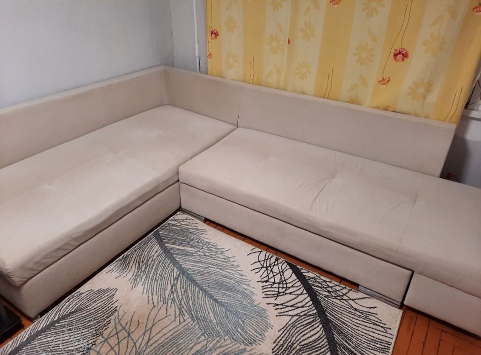 Продам диван угловой беж фирма Blest