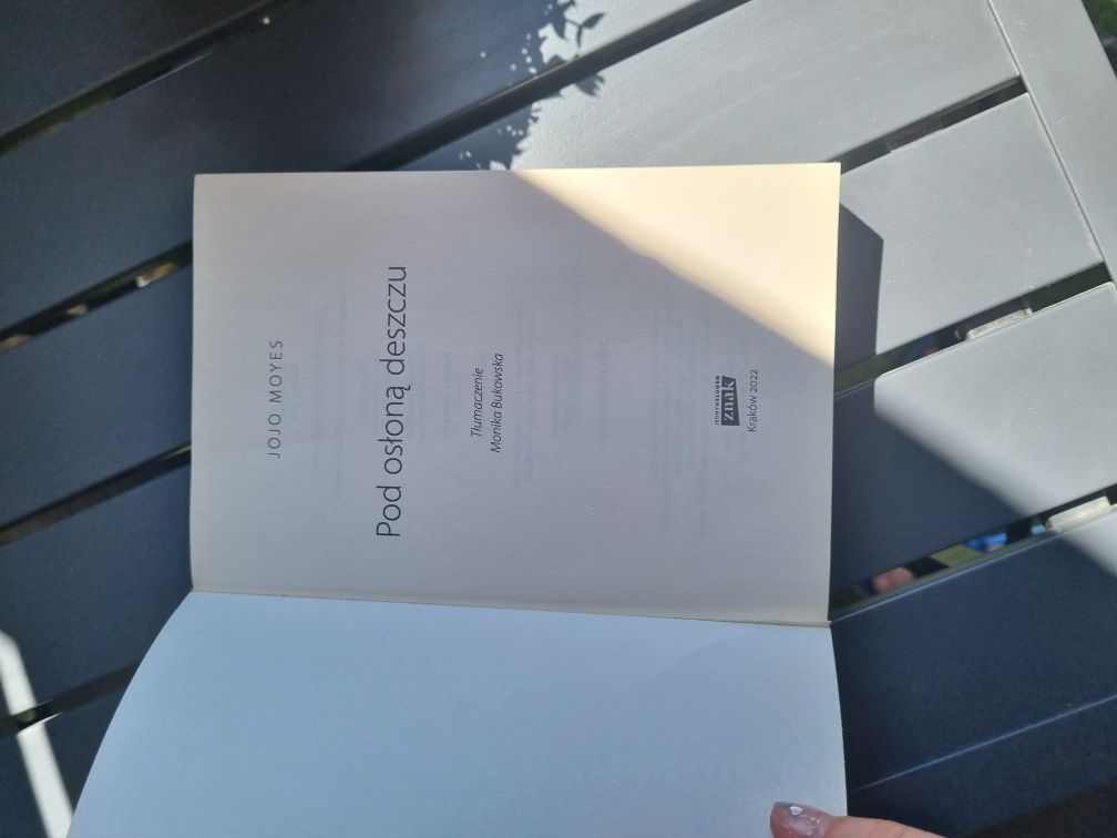 Jojo Moyes "Pod osłoną deszczu"
