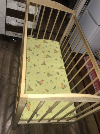 Дитяче ліжечко з маятником матрацом і бортиками
