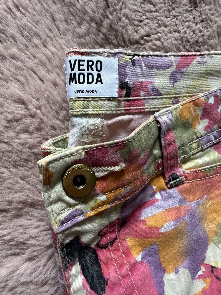 Spodnie Vero Moda w kwiaty kwiecisty wzór