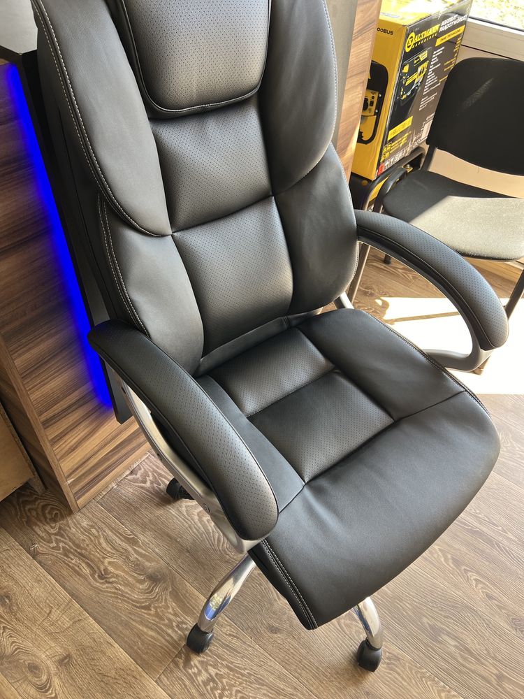 Офісне шкіряне крісло