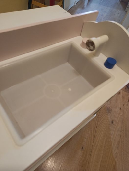 Móvel de brincar para dar banho e vestir bonecos