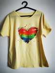 T-shirt amarela com coração