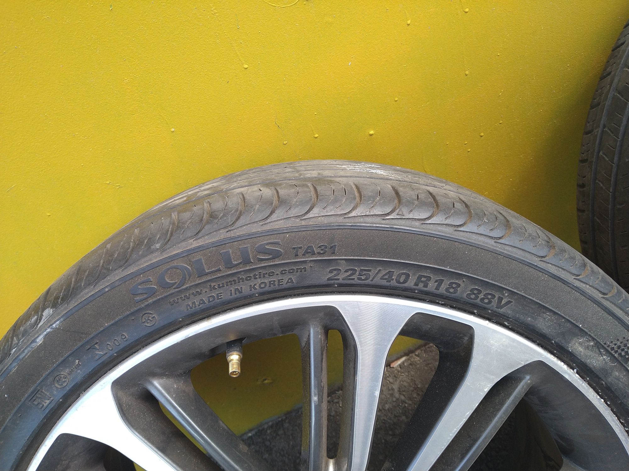 Kumho  225 40 r18