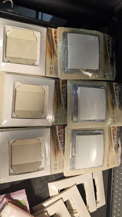 Zestaw gniazdek, ramek, włączników nadstany po remoncie. Kremowe Ospel