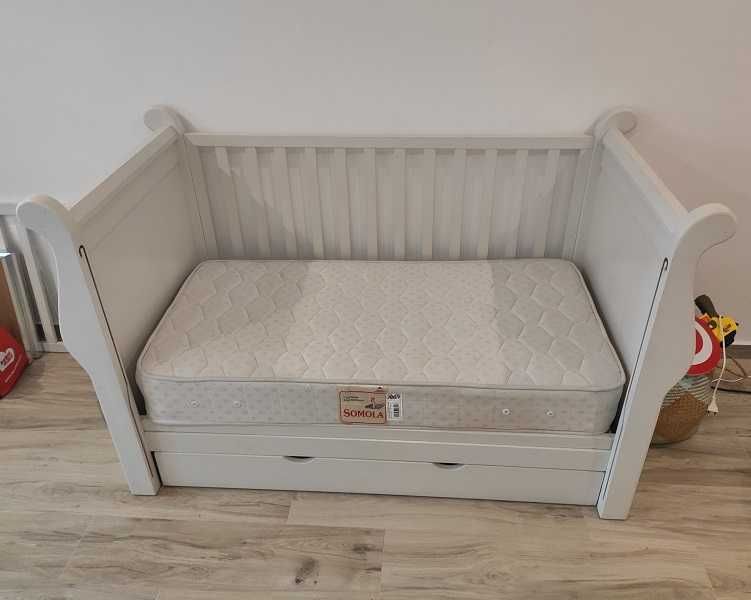 Cama de criança com colchão. Branca. impecável