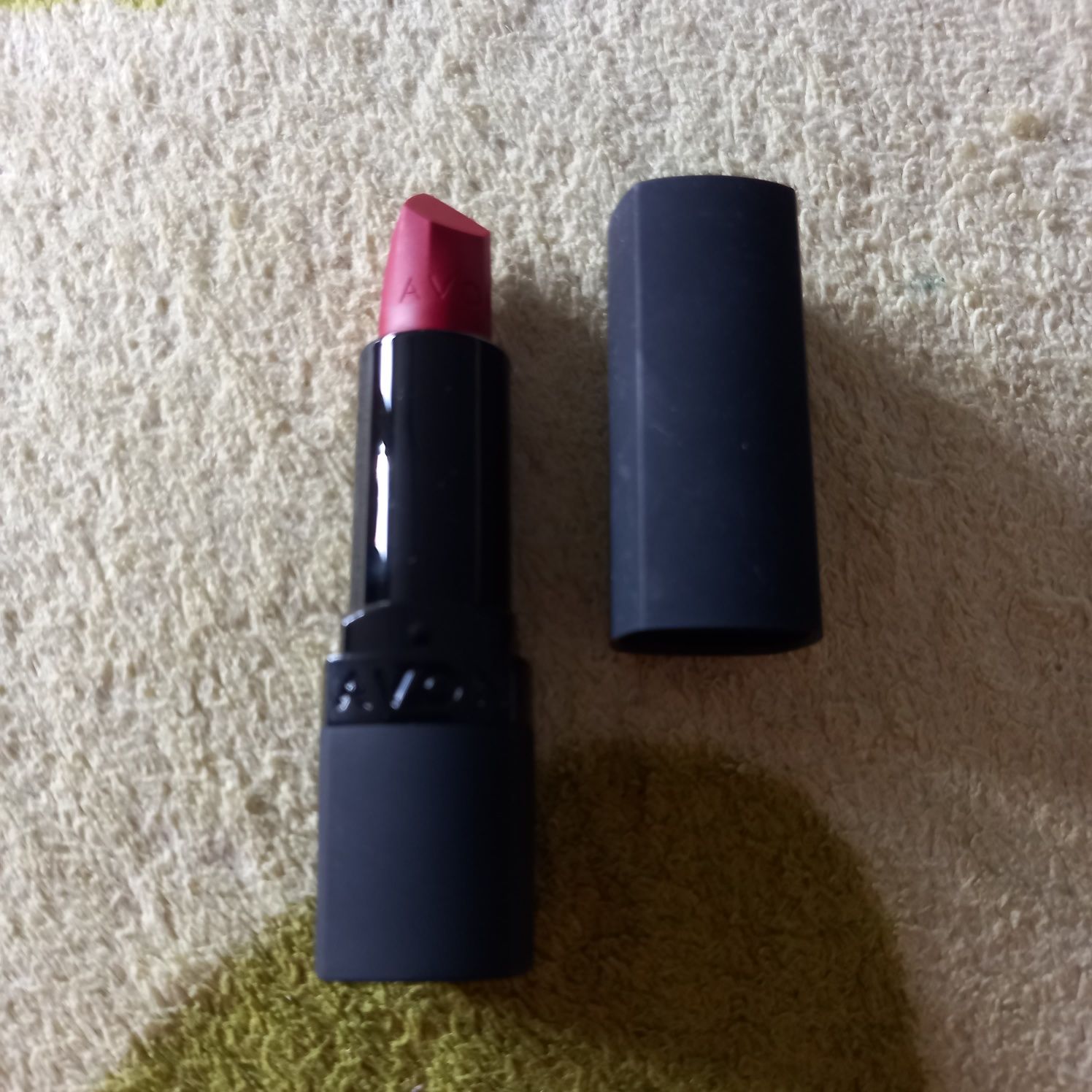 Avon ultramatowa szminka Red Supreme