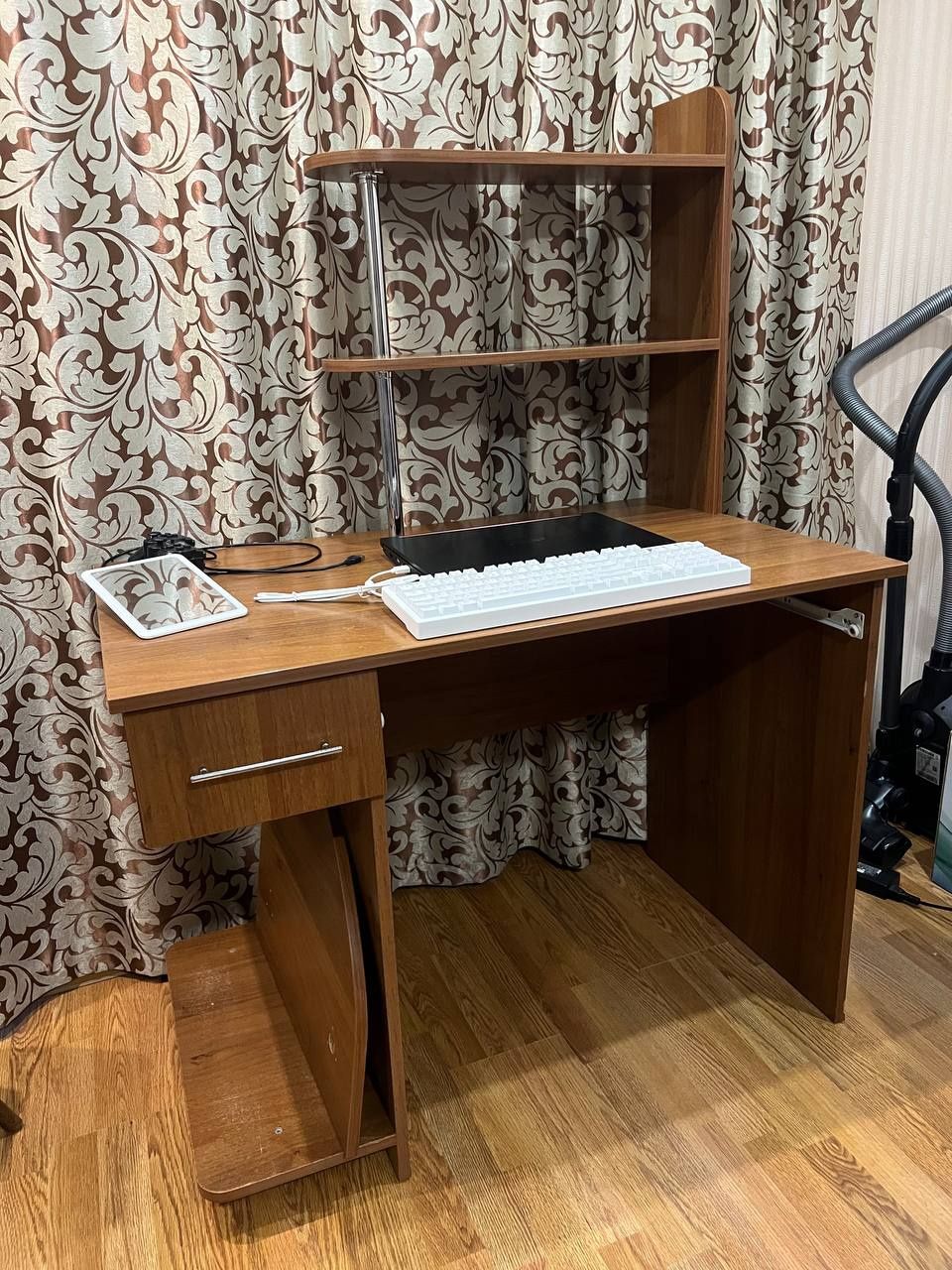 Продам компьютерный стол