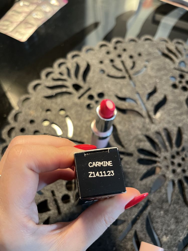 Avon szminka kwas hialuronowym Hydramatic CARMINE