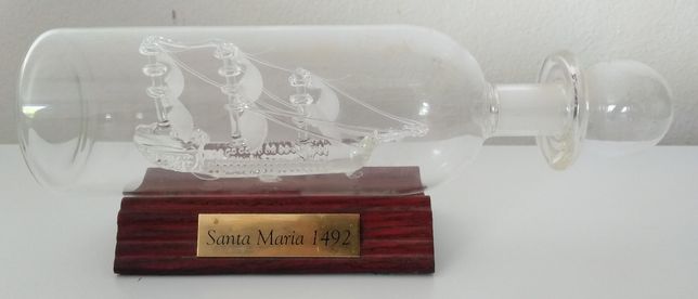 Garrafa de vidro com a Caravela Santa Maria no interior