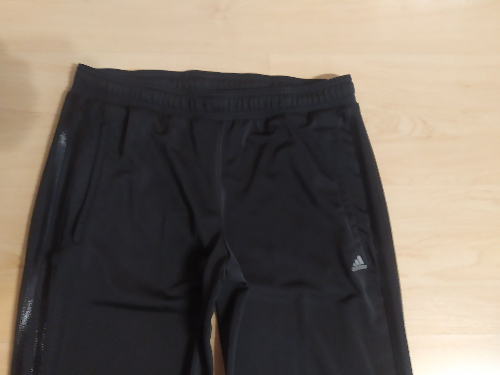 Женский спортивный костюм размер S,Adidas оригинал.