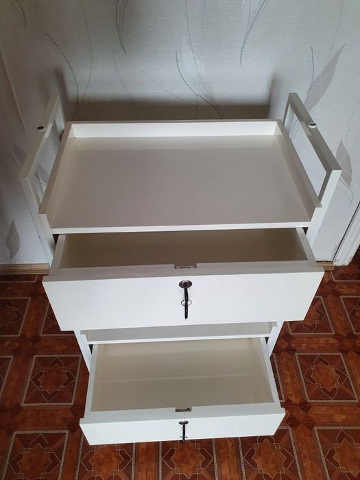 Надійний косметологічний столик тележка з МДФ з отворами під лампу