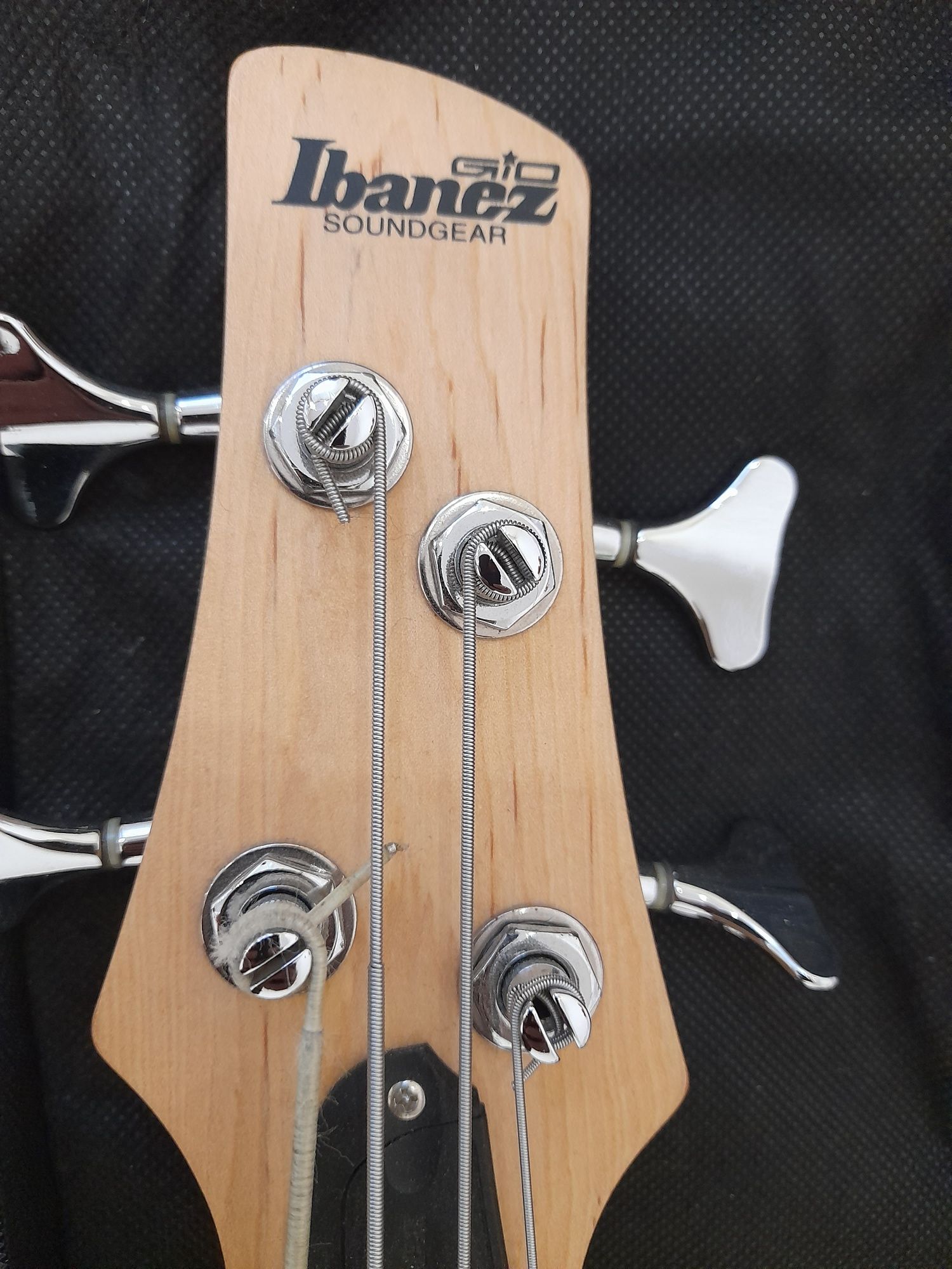 Продам бас гитару Ibanez .