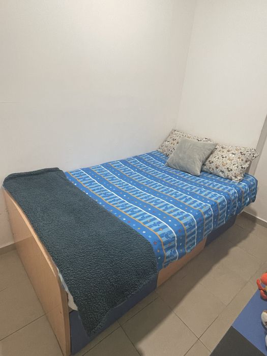 Cama de solteiro com três gavetas.