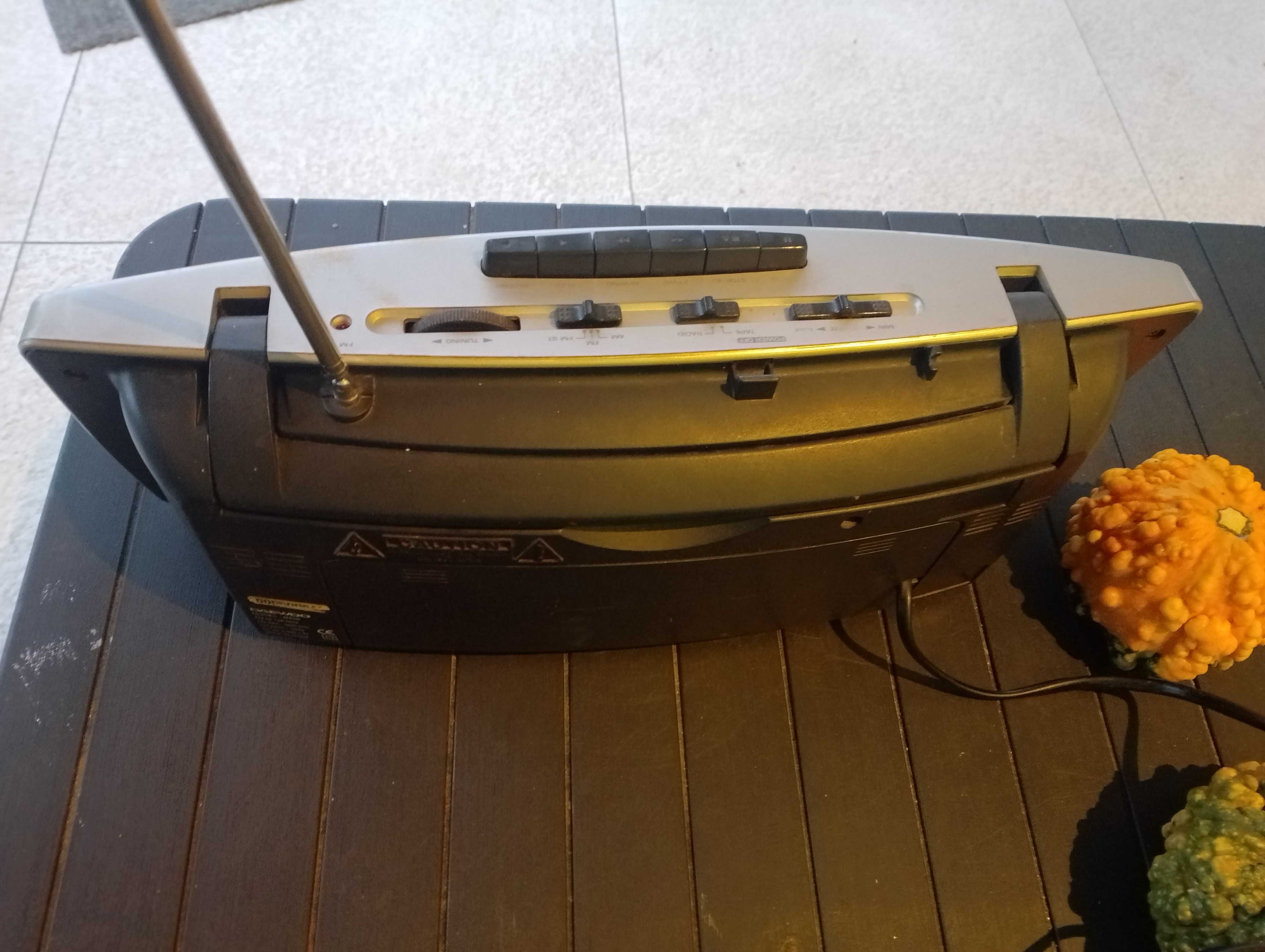 DAEWOO radiomagnetofon.