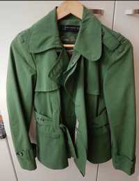 Parka verde marca Zara