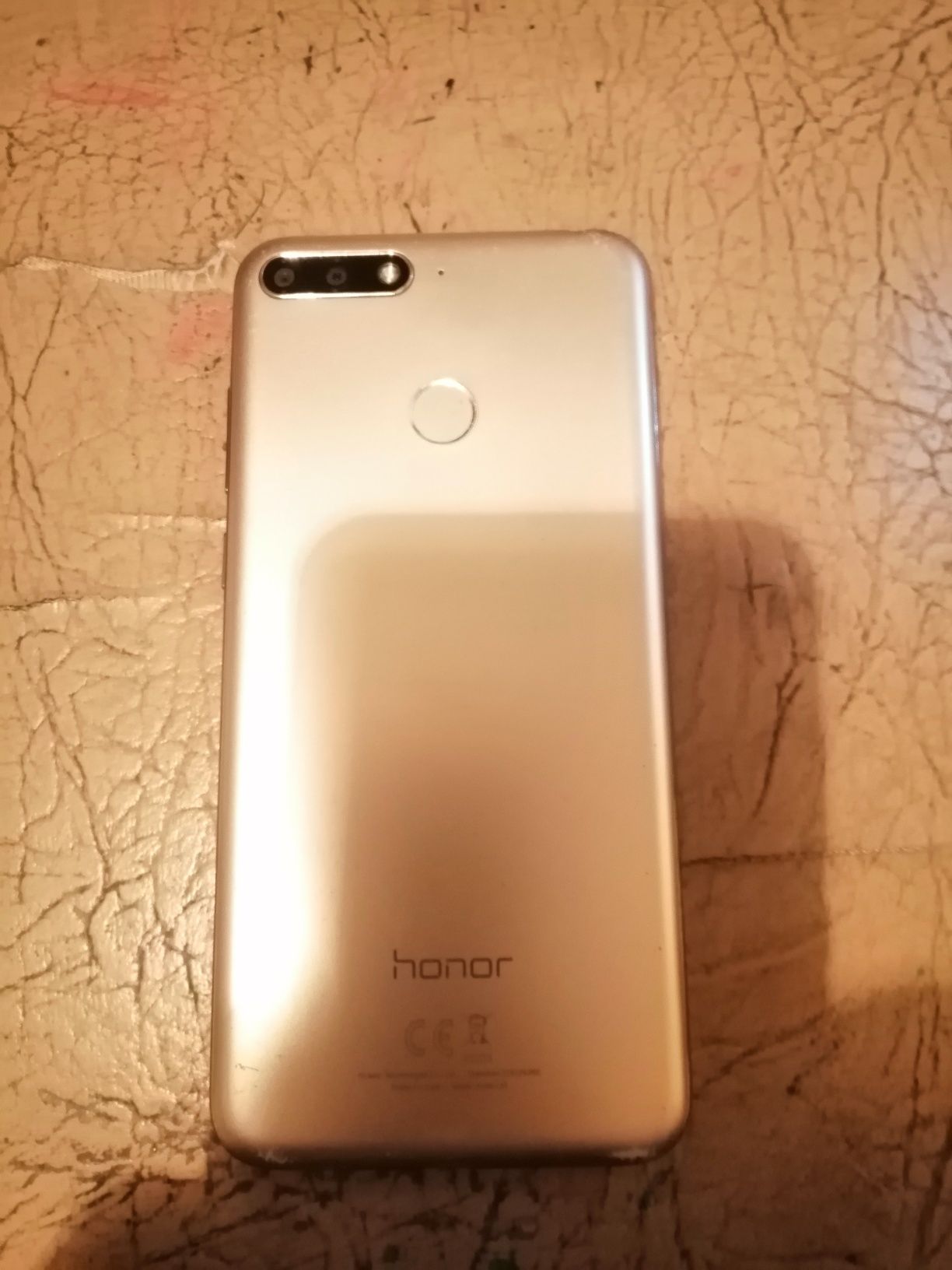 Продам телефон Honor C7