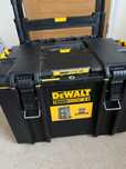 Ящик органайзер DeWalt DWST 83295-1 TOUGHSYSTEM 2.0, зарядне DeWalt