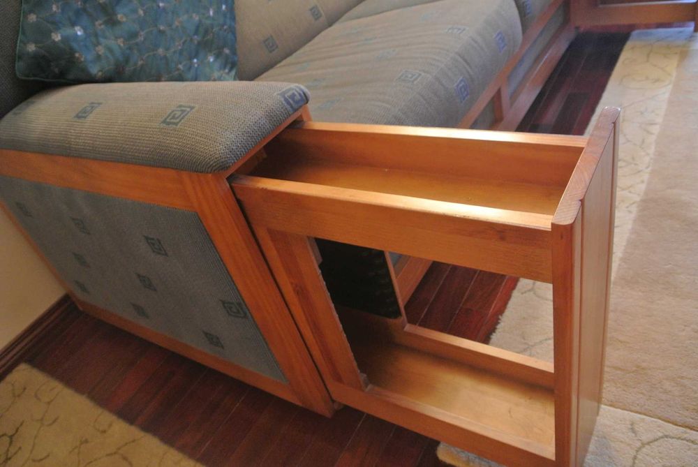 Sofá cama com apoio copos