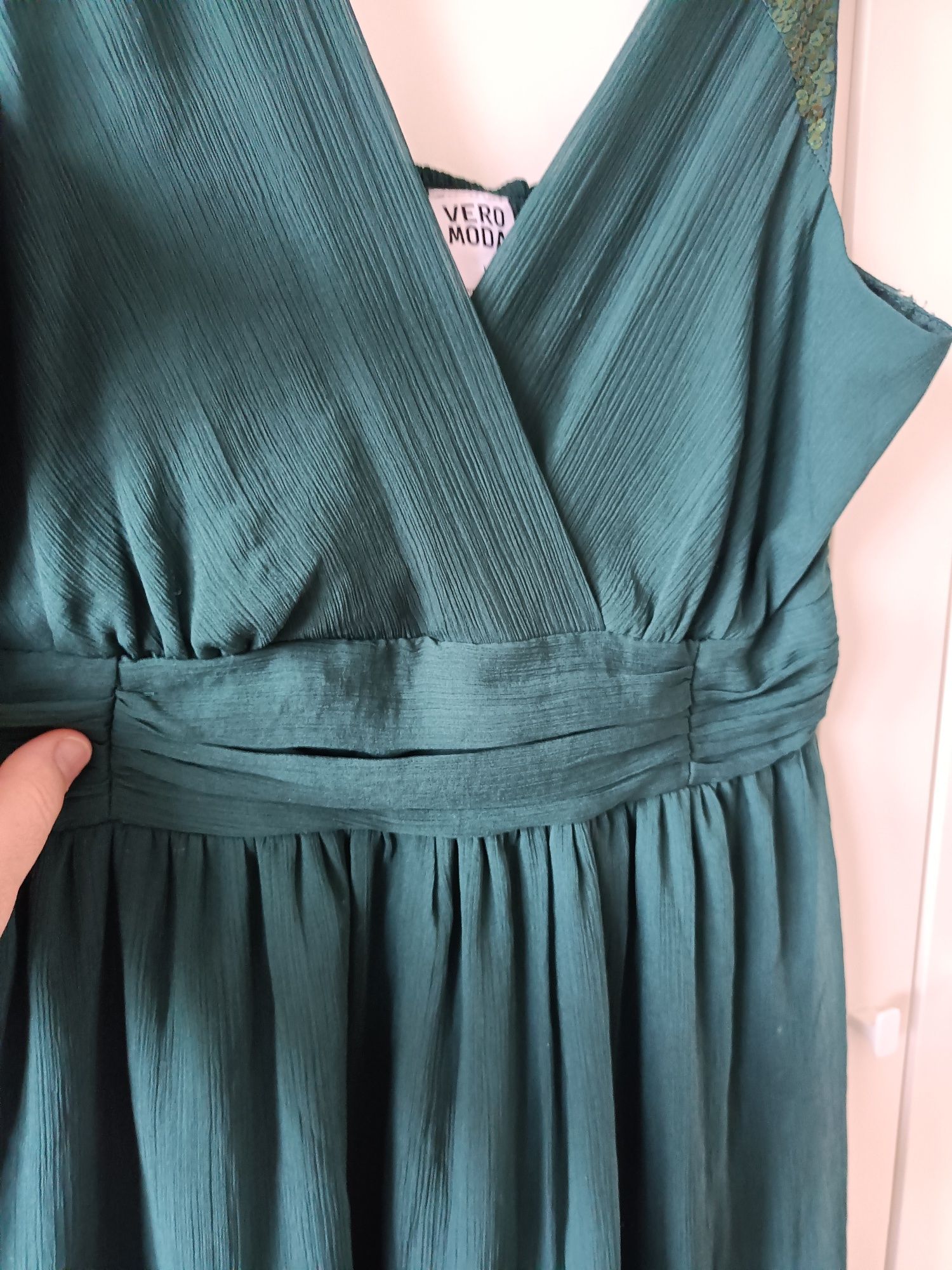 Zwiewna krótka sukienka mini butelkowa zieleń cekiny Vero moda
