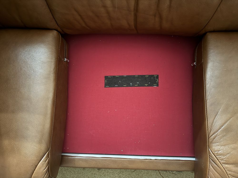 Sofa em pele com mandeira maciça