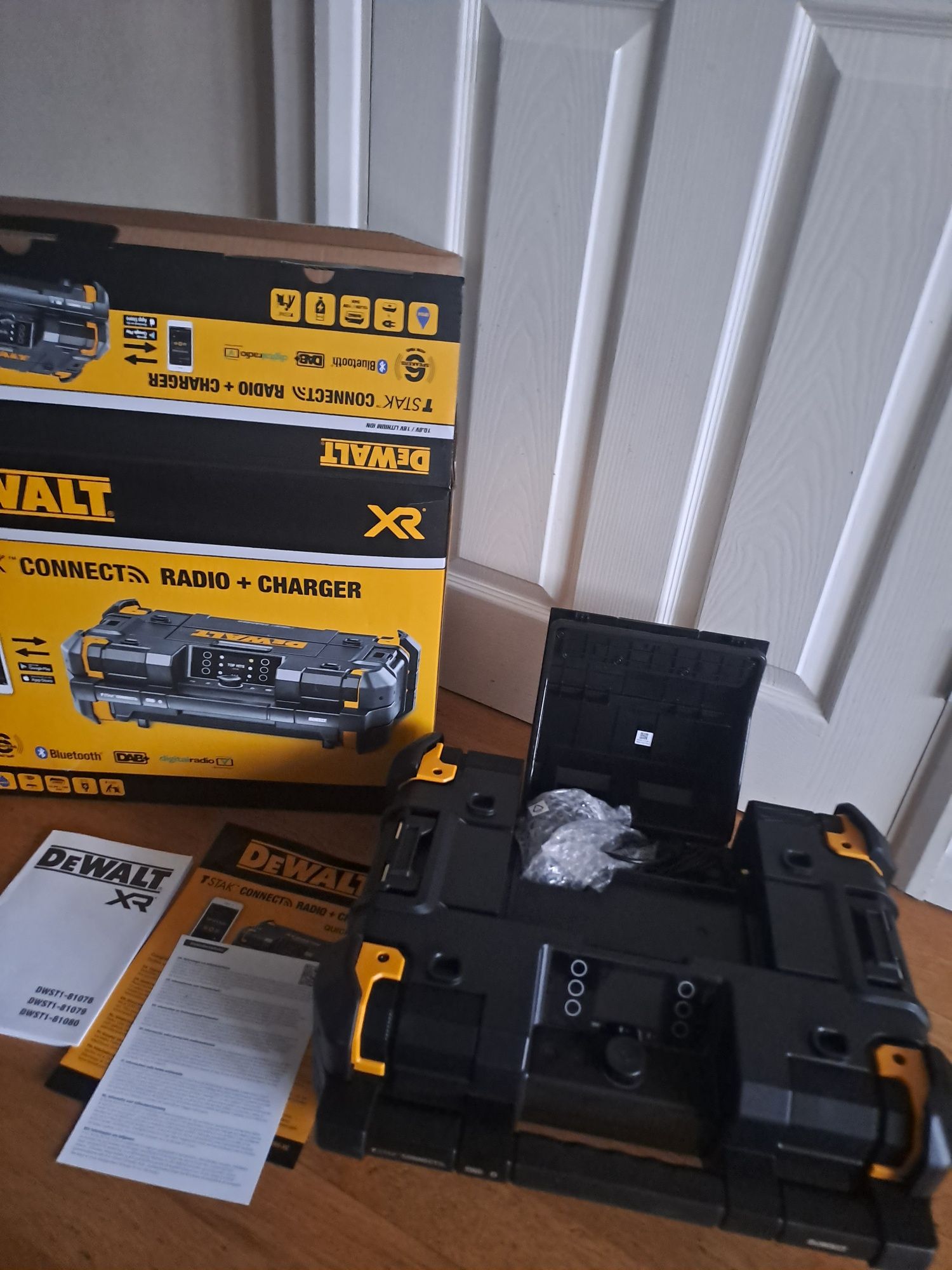 Radio Dewalt 18V z zasilaczem sieciowym