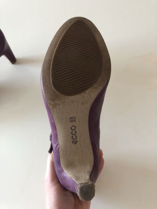 Sapatos da marca ecco, em pele