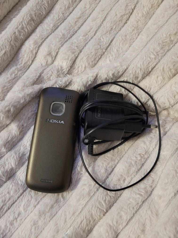 Nokia C1-01 + 2x słuchawki przewodowe.