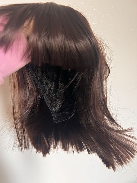 Peruka krótkie włosy brązowe refleksy pasemka fale kręcone nowa