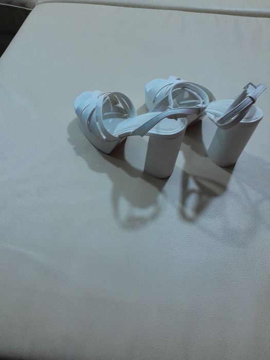 Sandália  Stradivarius  branco