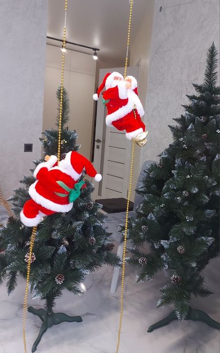 Санта на ланцюжку.З музикою