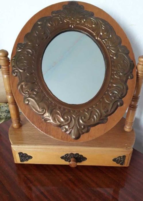 Деревяний мінікомод  з змінним дзеркалом в металічній оправі.