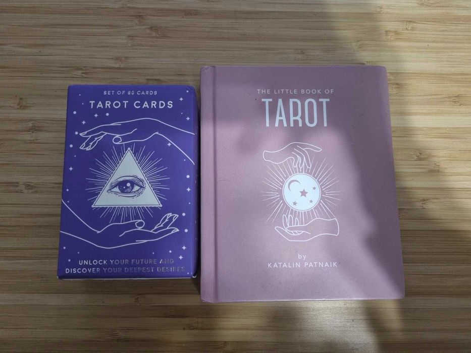 Karty tarota oraz książeczka tłumacząca je
