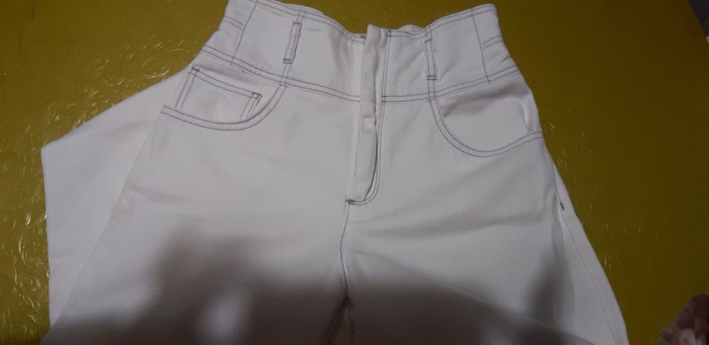 Calças brancas de ganga