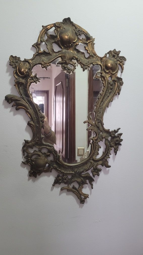 Espelho vintage com moldura em metal dourado com mesa de apoio
