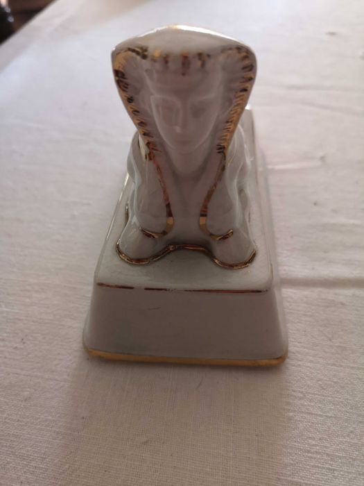 paliteiro antigo em forma de esfinge