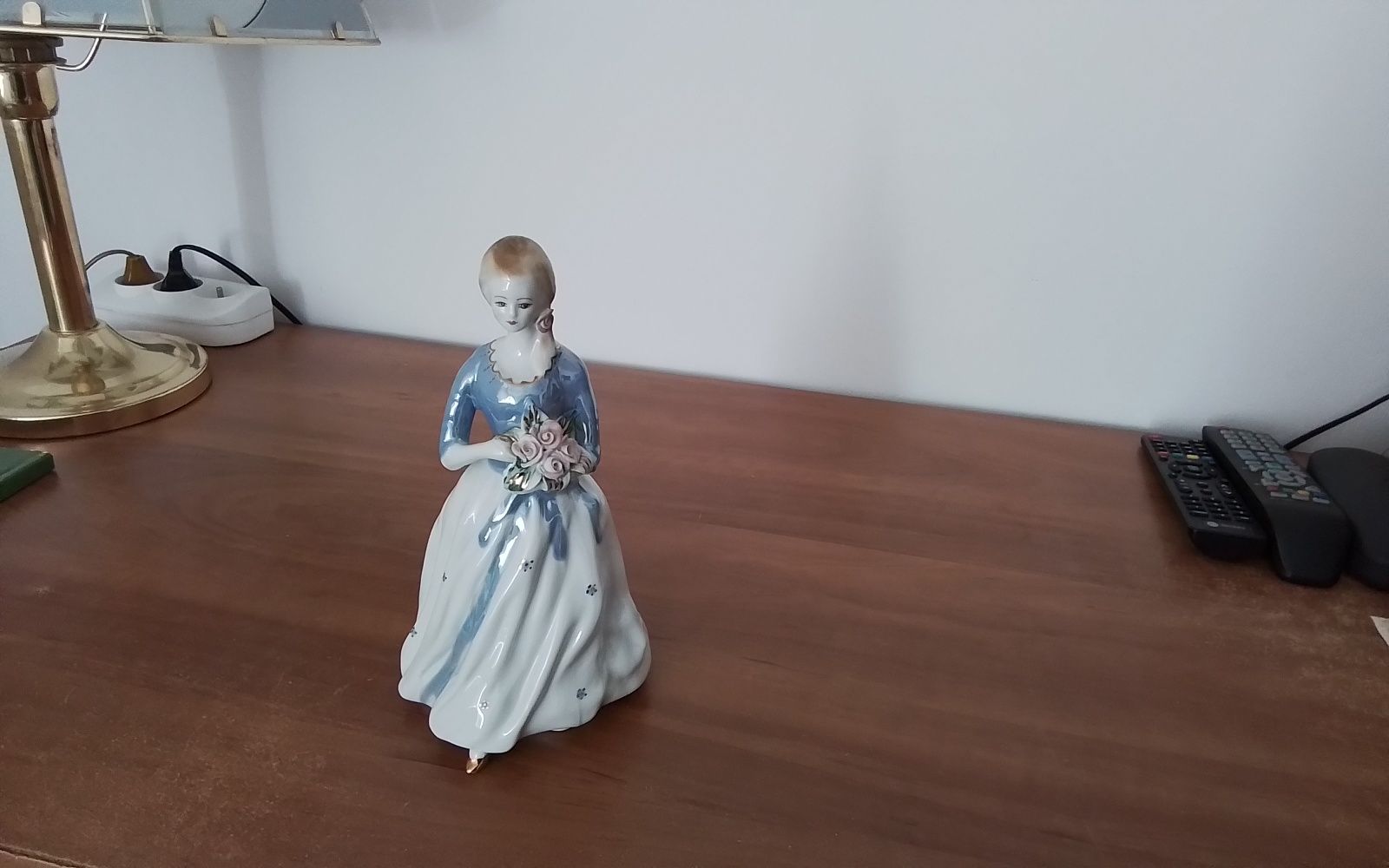 Figurka porcelanowa.