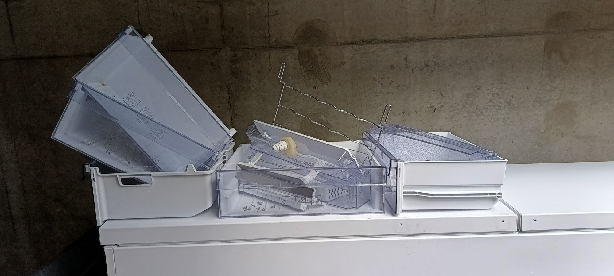 Sprzedam wszystkie półki , jonizator i klamki  do lodówki Beko