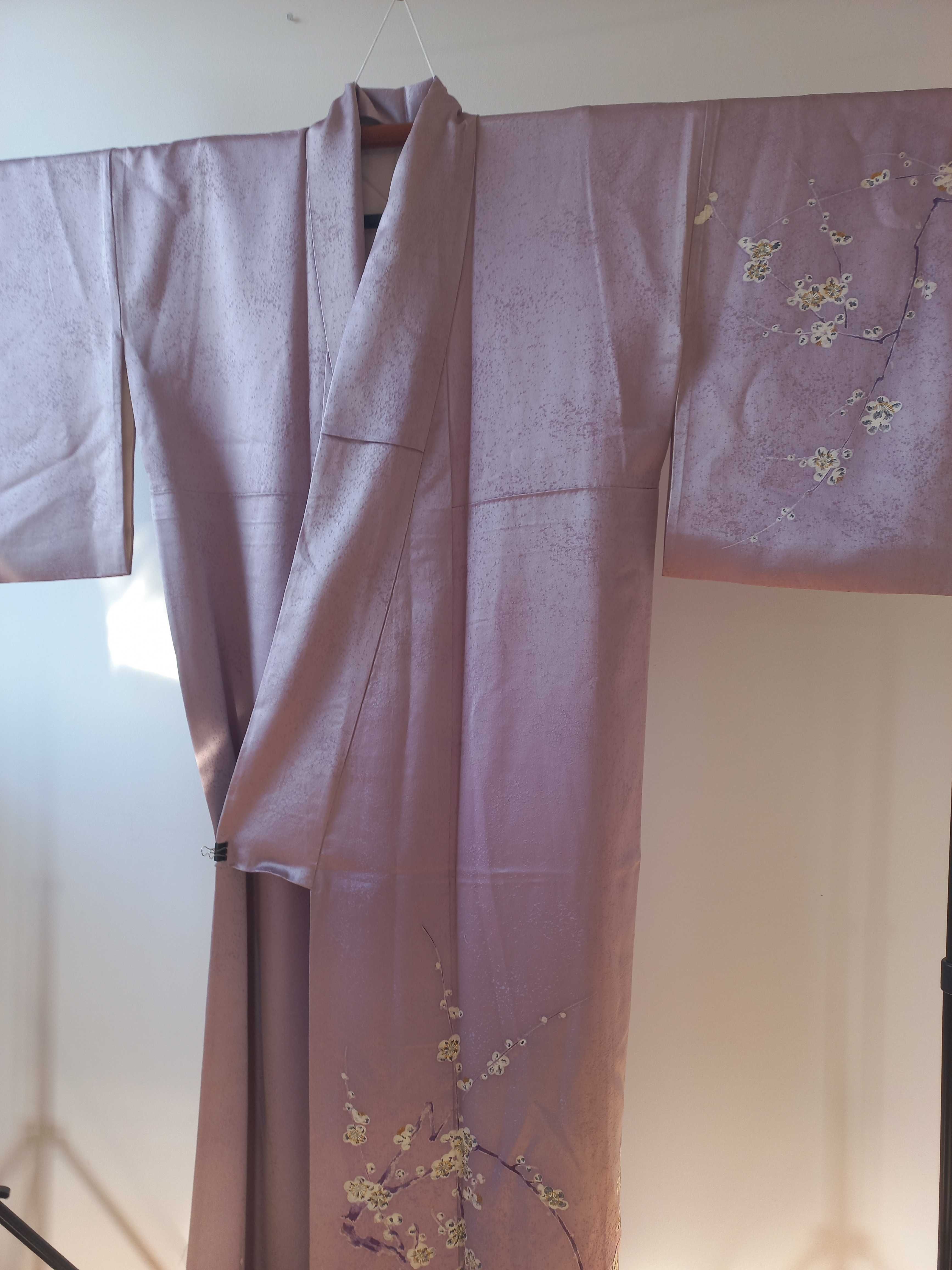 Fioletowe japońskie jedwabne kimono w kwiaty śliwy białe złote kwiaty