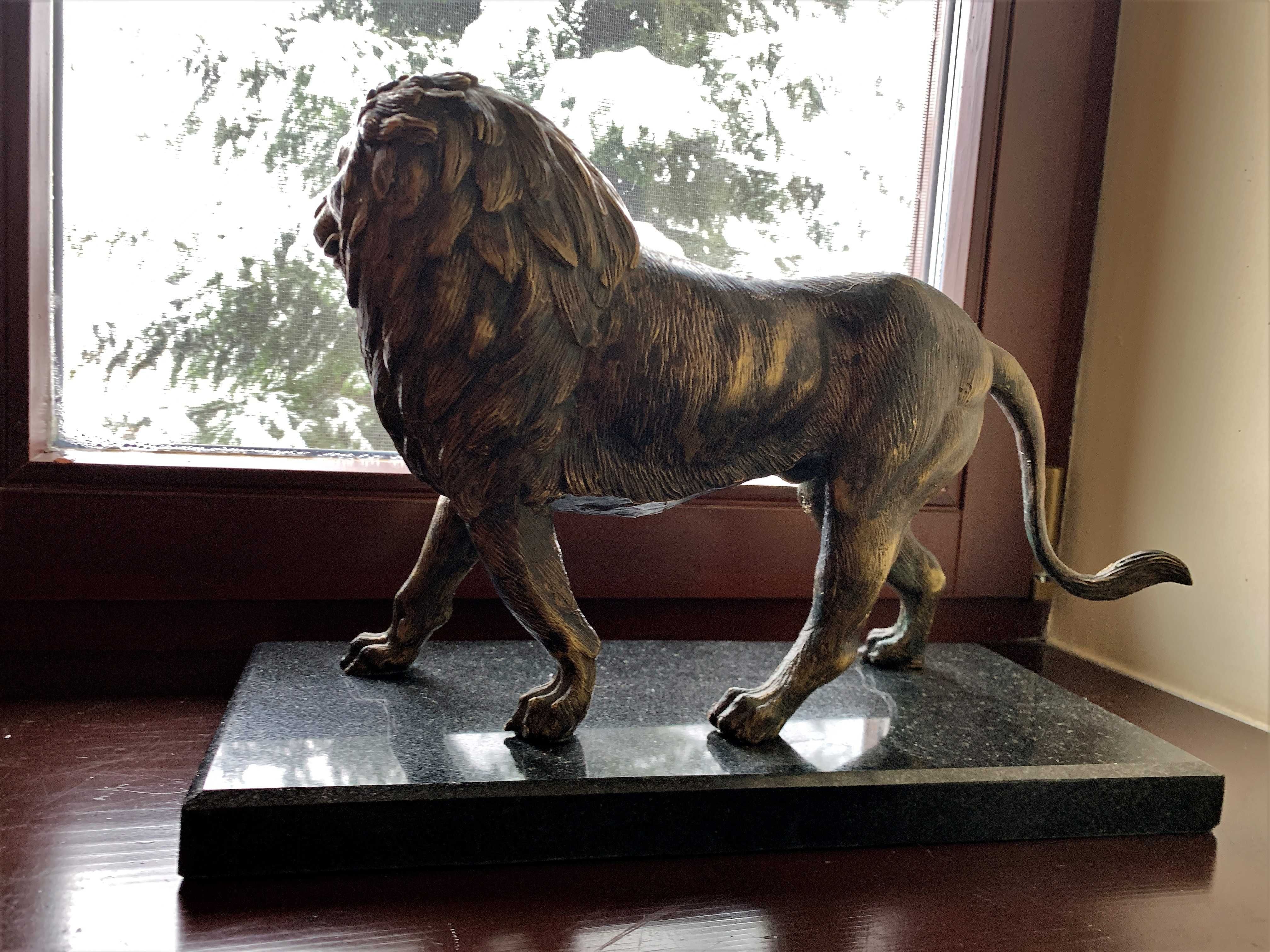 Бронзовая большая скульптура «Ходячий лев» Сью Маклорен Германия