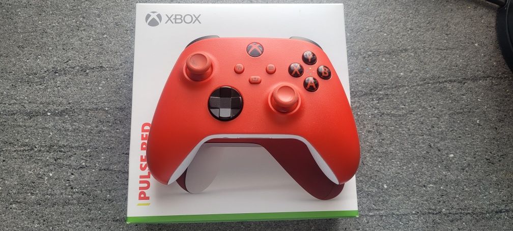 Pad xbox series Red z dryfem lewej gałki.