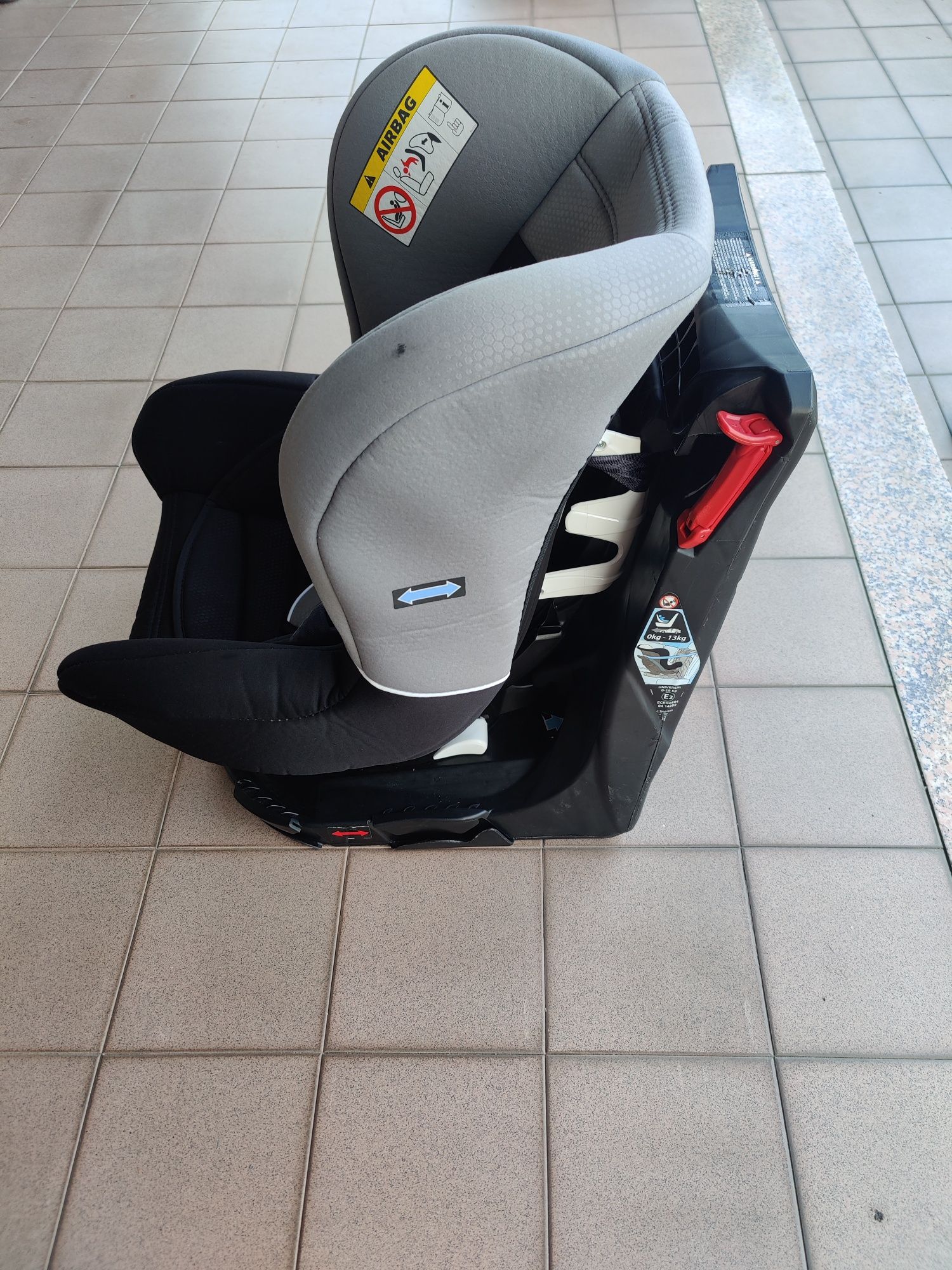 Cadeirinha auto bebe/criança rotativa universal.
É usado em bom estado