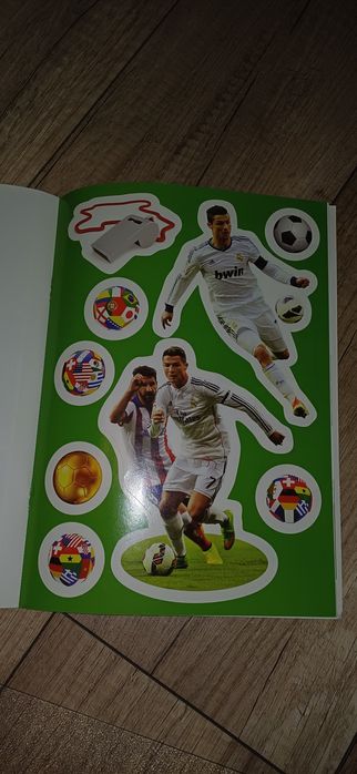 Nowa Ksiąeczka Wszystko o Ronaldo z naklejkami