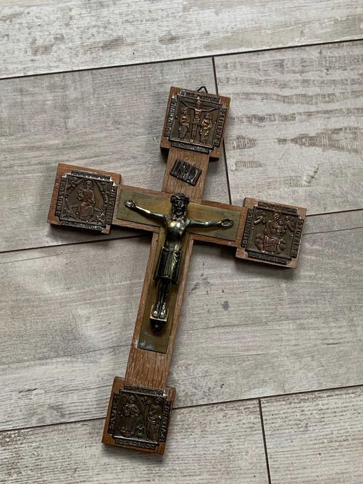 INRI zdobiony drewniany krzyż z Jezusem