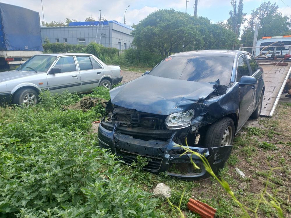 Продам Volkswagen  Jeta 5,после ДТП,мотор коробка целые,не растаможена